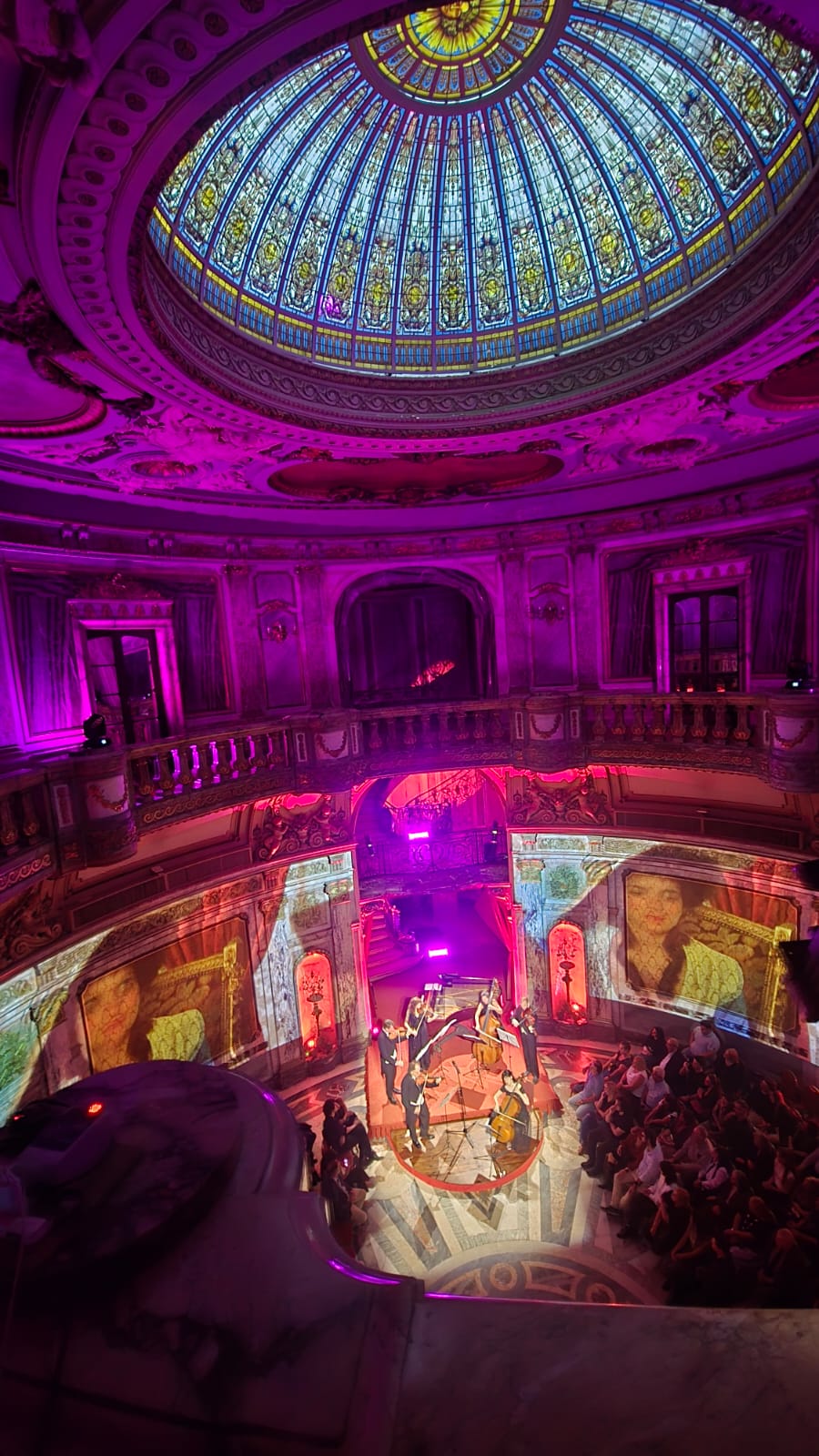 Una función bajo la cúpula del Palacio Paz