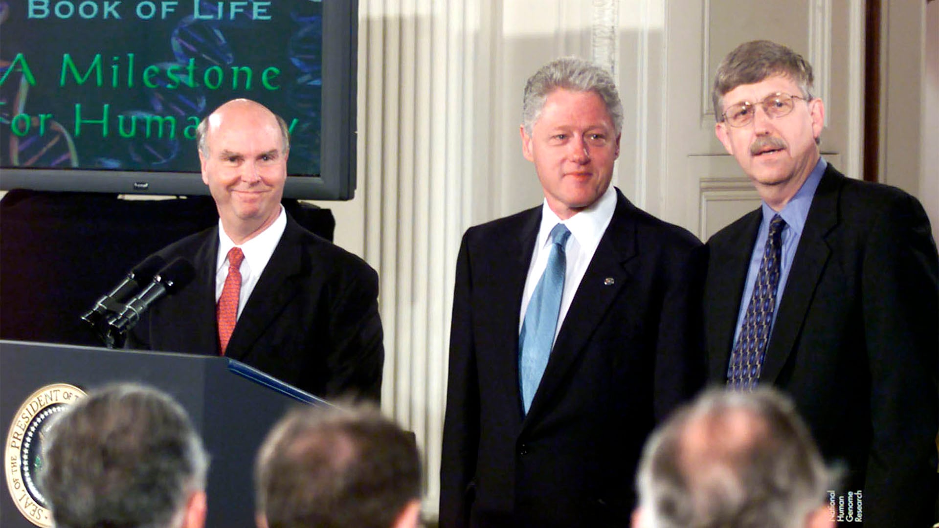 El 26 de junio de 2000, Clinton reunió en la Casa Blanca a Venter y a Francis Collins para anunciar juntos que la humanidad había logrado leer por primera vez su propio código genético/Archivo Mark Wilson/Newsmakers)