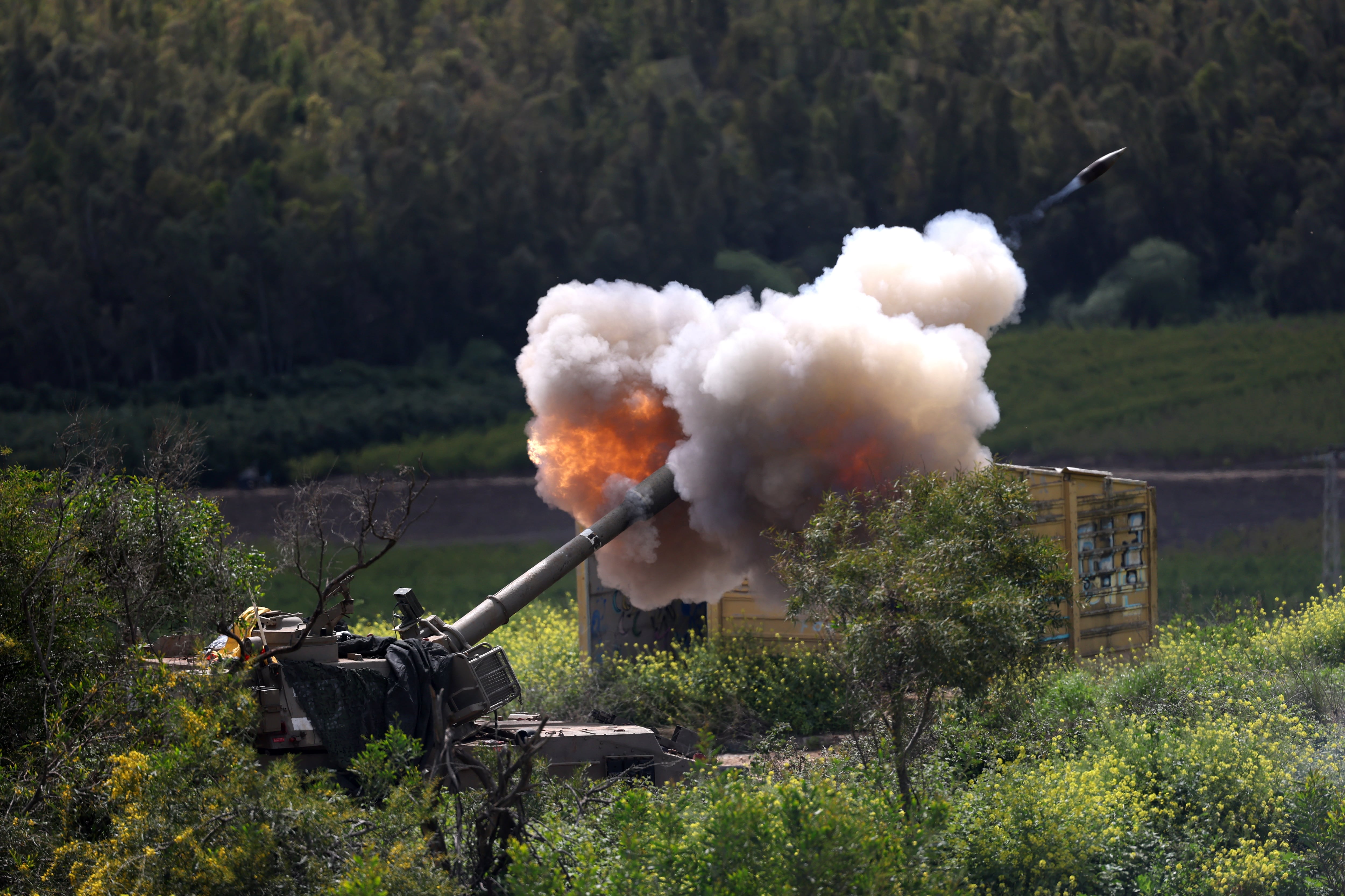 Una unidad de artillería israelí desplegada en la frontera entre Israel y Líbano bombardea blancos al otro lado de la frontera en Líbano, norte de Israel, 31 de marzo de 2026
EFE/EPA/ATEF SAFADI 