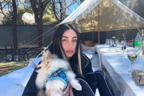 Nicki Nicole llevó a su perro Goku a una producción de fotos: “Me enseñó a ser madre”