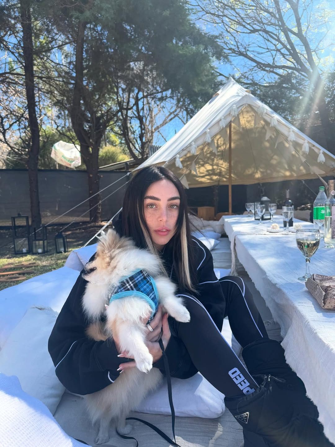 Nicki Nicole llevó a su perro Goku a una producción de fotos: “Me enseñó a ser madre”