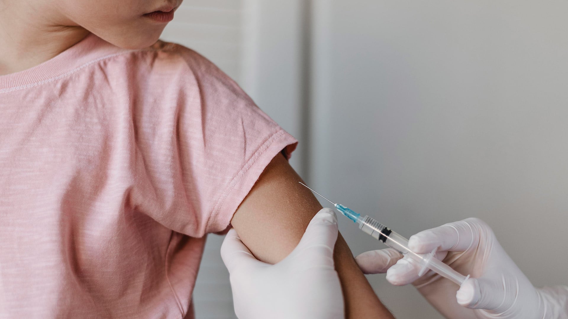 Mantener actualizado el calendario de vacunación protege a los chicos frente a diversas infecciones respiratorias (Freepik)