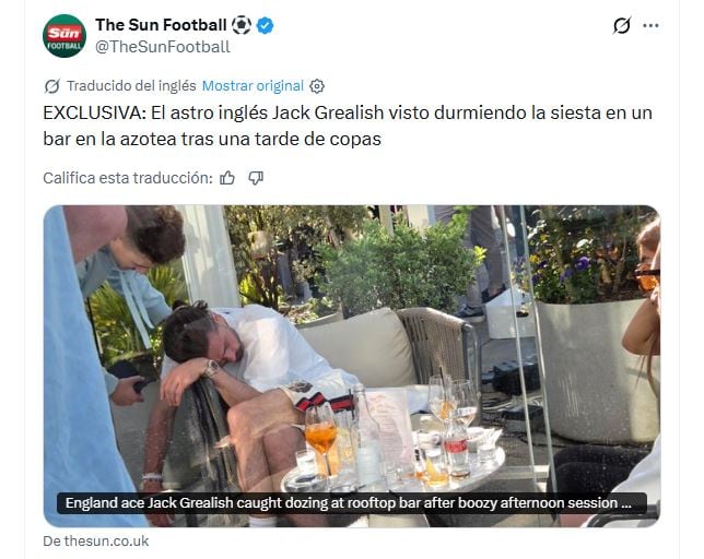 El artículo de The Sun con el astro inglés Jack Grealish, que fue visto durmiendo la siesta en un bar tras una tarde de copas (@TheSunFootball)