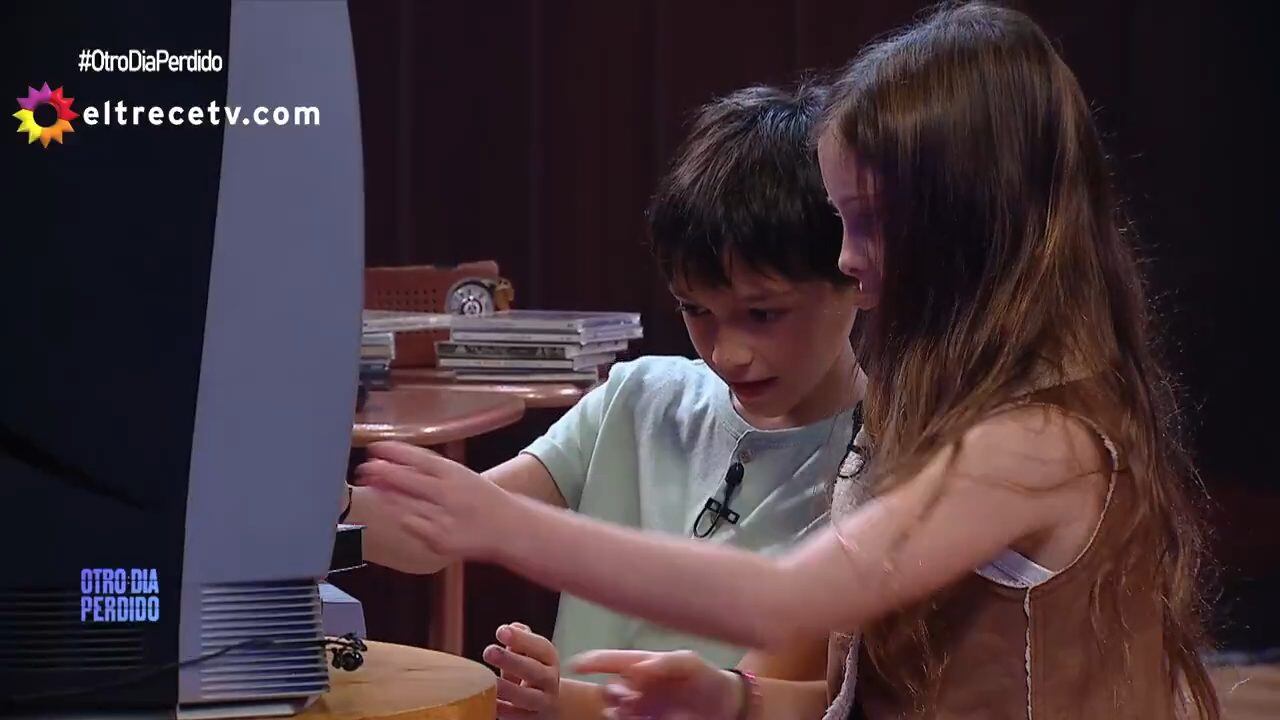 Los nenes probaron diferentes objetos tecnológicos que se utilizaban años atrás (Captura de video)