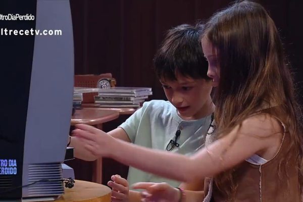 Otro Día Perdido: la desopilante prueba de Mario con unos nenes para adivinar diferentes objetos del pasado