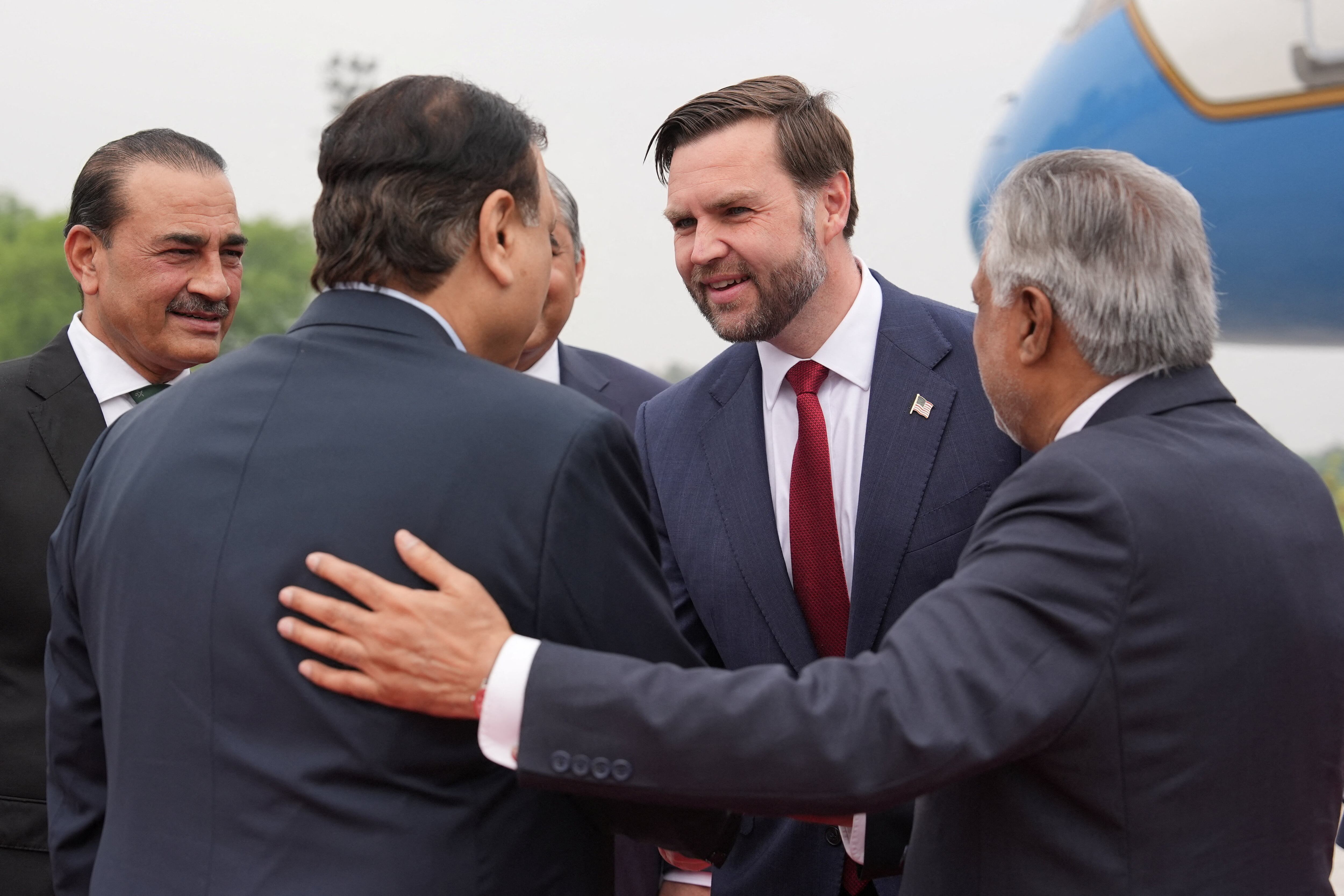 El vicepresidente de Estados Unidos, JD Vance, es presentado a un funcionario pakistaní por el viceprimer ministro y ministro de Asuntos Exteriores de Pakistán, Mohammad Ishaq Dar (Jacquelyn Martin/REUTERS)