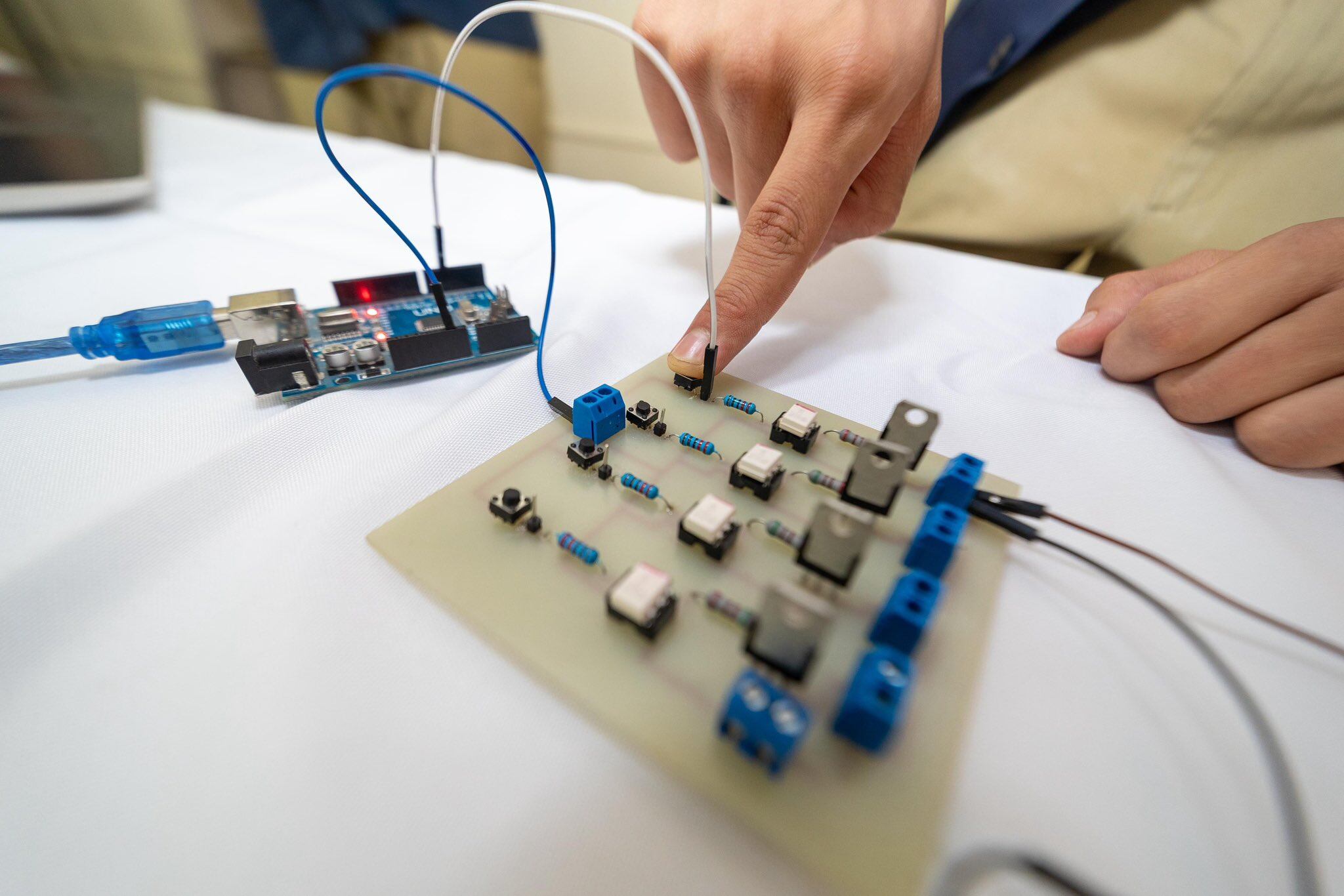 La ingeniera aeroespacial salvadoreña observa los proyectos de robótica desarrollados por jóvenes del departamento de La Paz. (Cortesía: Ministerio de Educación de El Salvador)