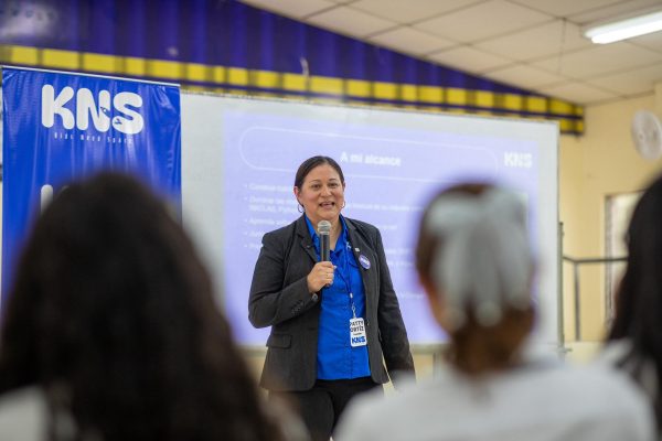 Patricia Ortiz, ingeniera salvadoreña de la NASA, motiva a nuevas generaciones en su gira por escuelas