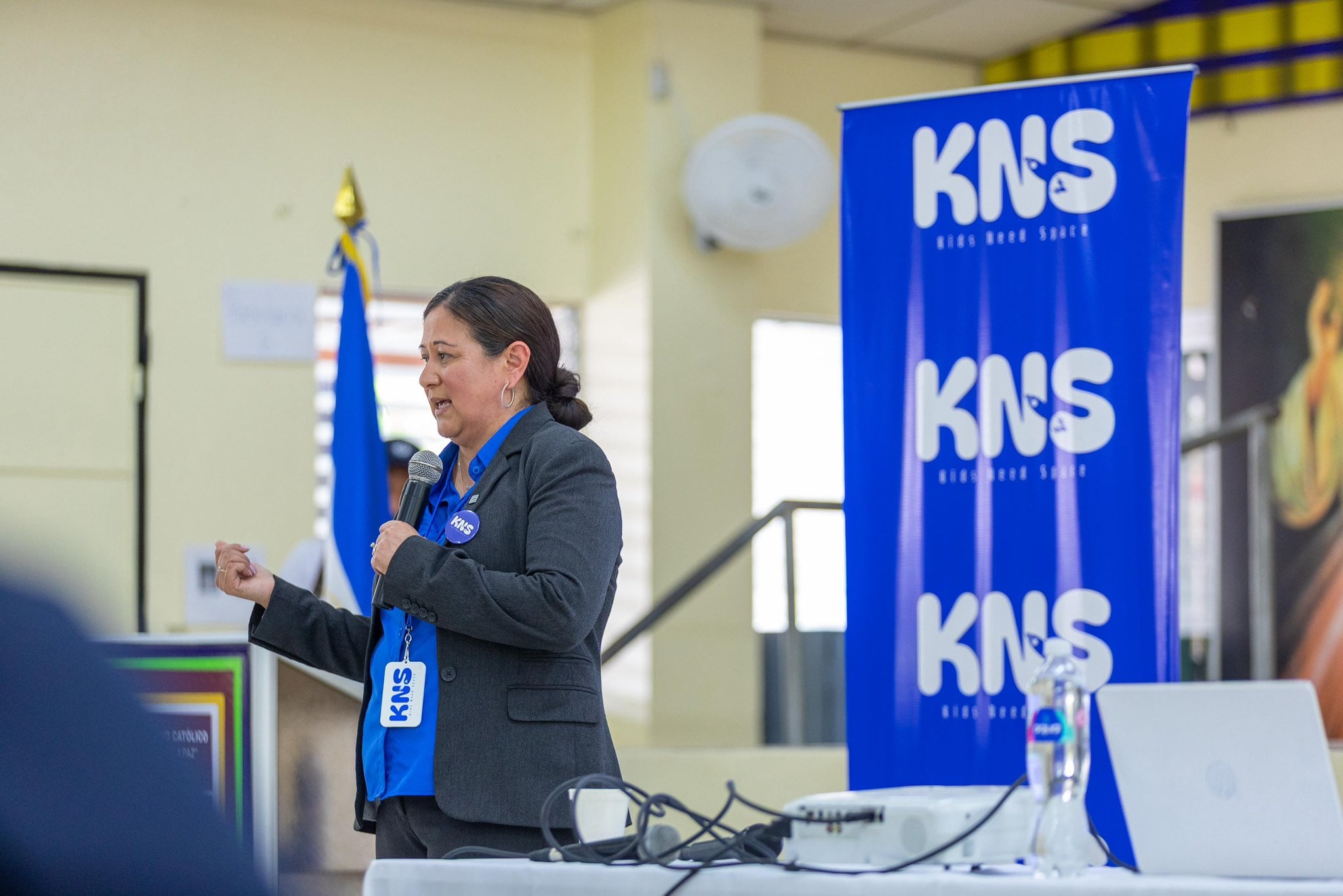 La presencia de Patricia Ortiz en las aulas salvadoreñas busca inspirar a más niñas y jóvenes a incursionar en la ciencia y la tecnología. (Cortesía: Ministerio de Educación de El Salvador)