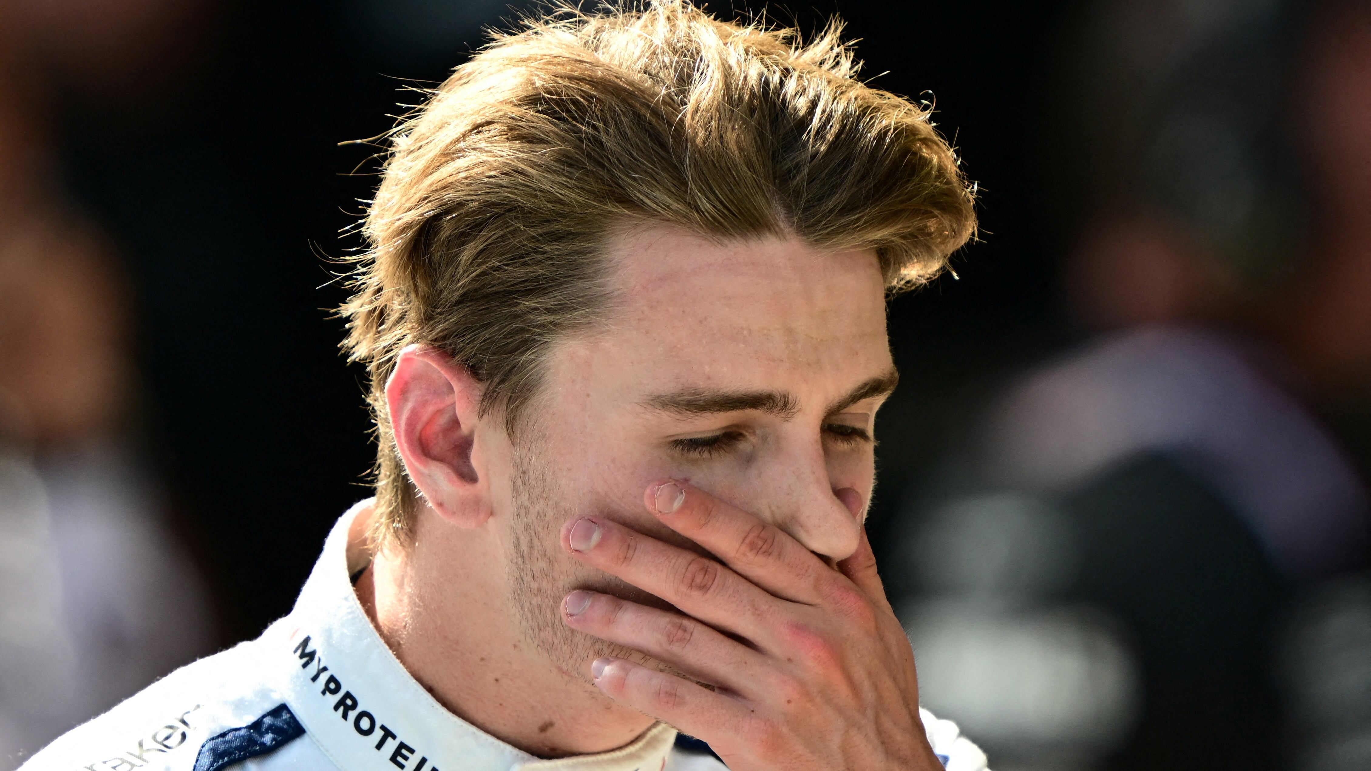 Sargeant se toma el rostro durante su paso por la Fórmula 1 (Reuters/Christian Bruna/File Photo)