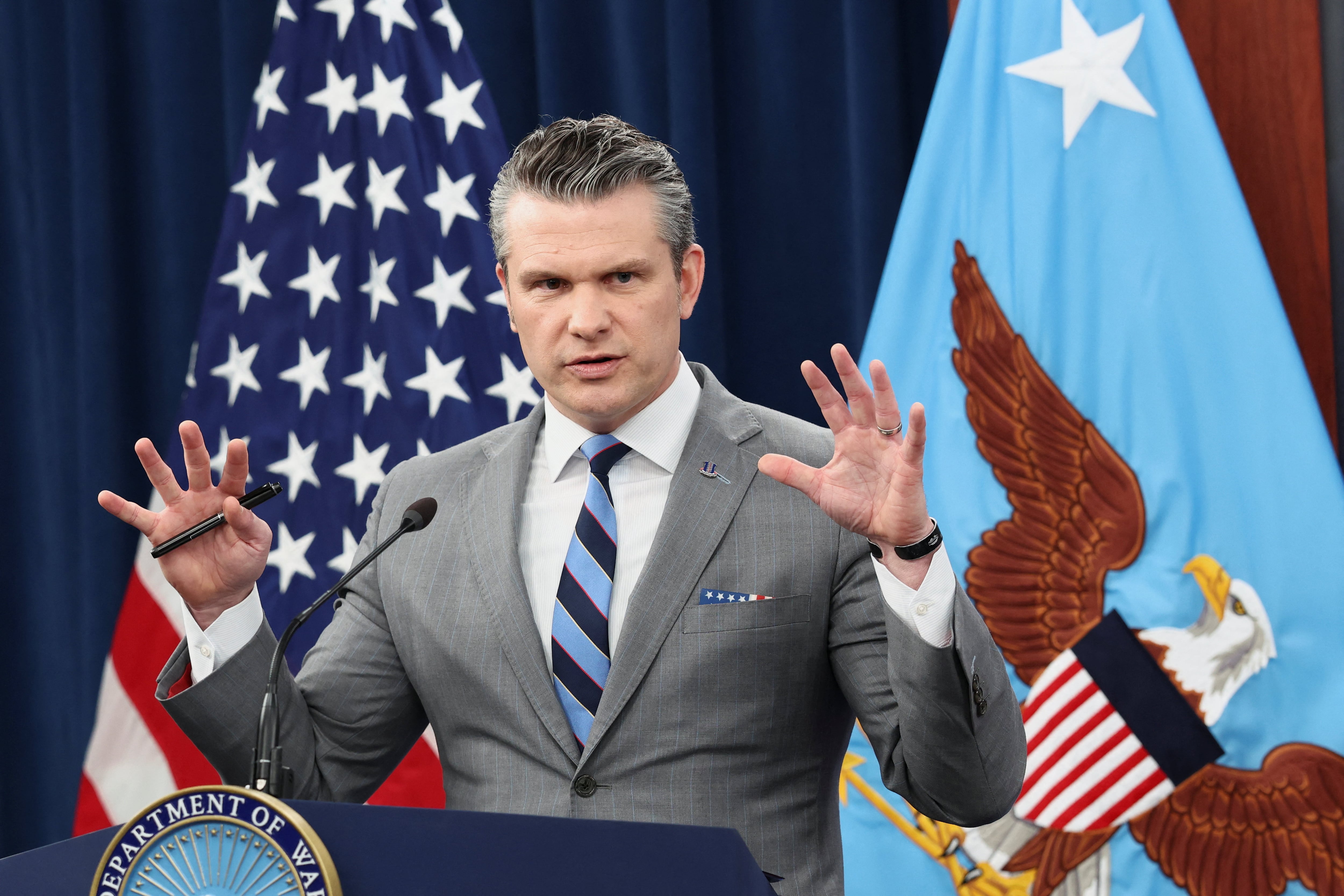 El secretario de Defensa de Estados Unidos, Pete Hegseth, ofrece una rueda de prensa sobre la guerra con Irán, en el marco de un alto el fuego entre ambos países, en el Pentágono, en Washington D.C (REUTERS/Kevin Lamarque)