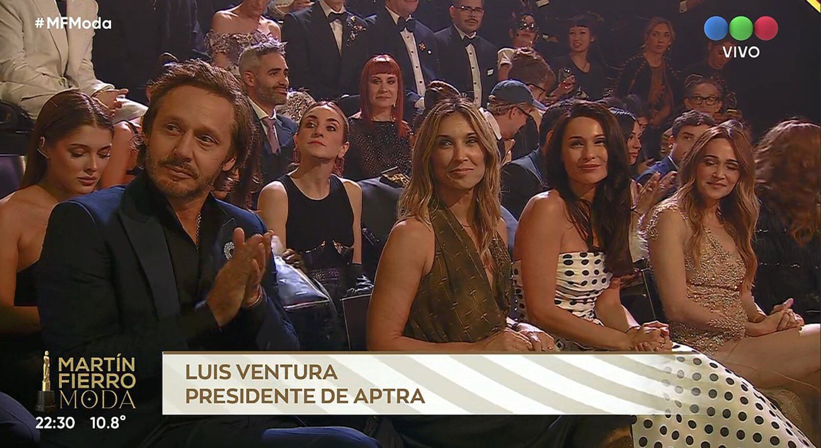 La interacción entre Pampita y Benjamín Vicuña captó la atención por sus gestos a distancia durante la entrega de premios en los Martín Fierro de la Moda 2026