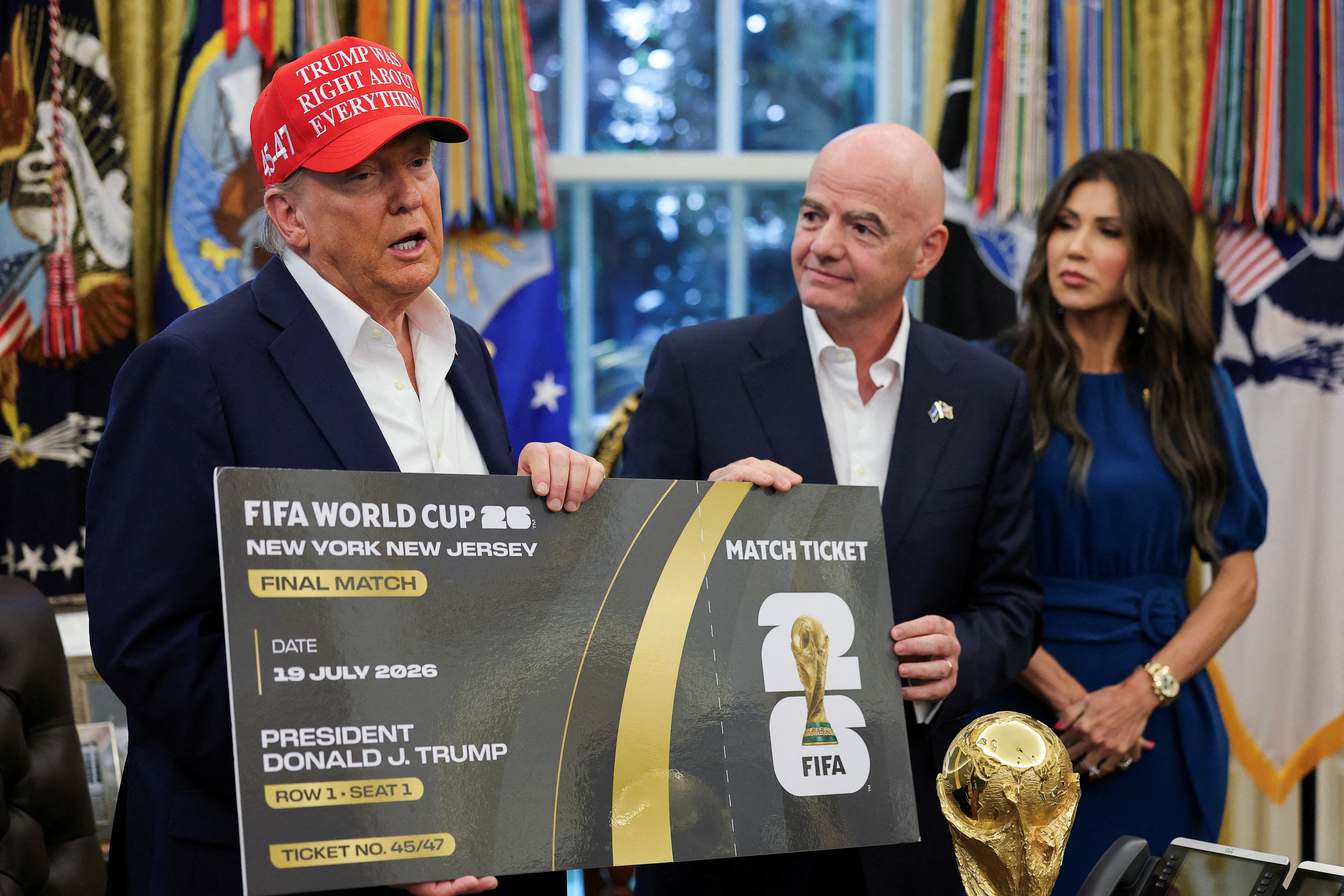 Donald Trump y Gianni Infantino con un ticket gigante simbólico para la final del mundo (REUTERS/Jonathan Ernst)