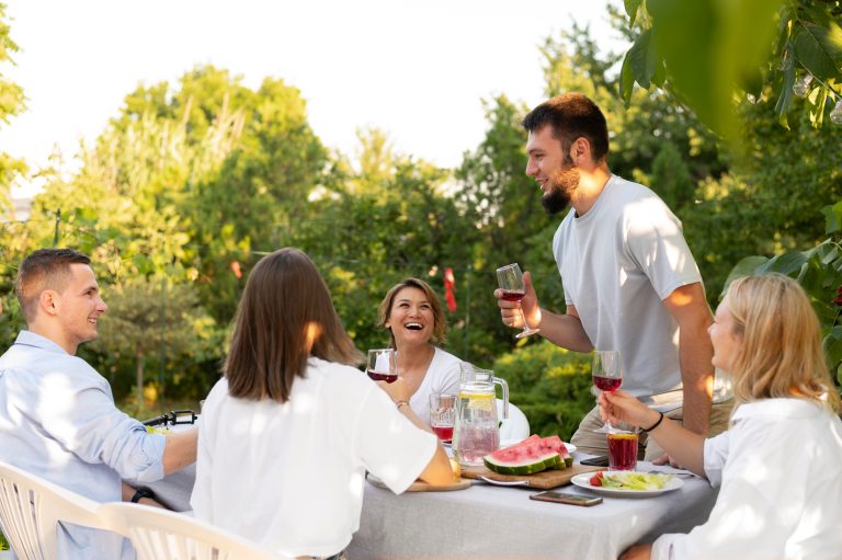 Por qué comer al aire libre una vez por semana puede reducir el estrés y mejorar tu bienestar mental, según expertos
