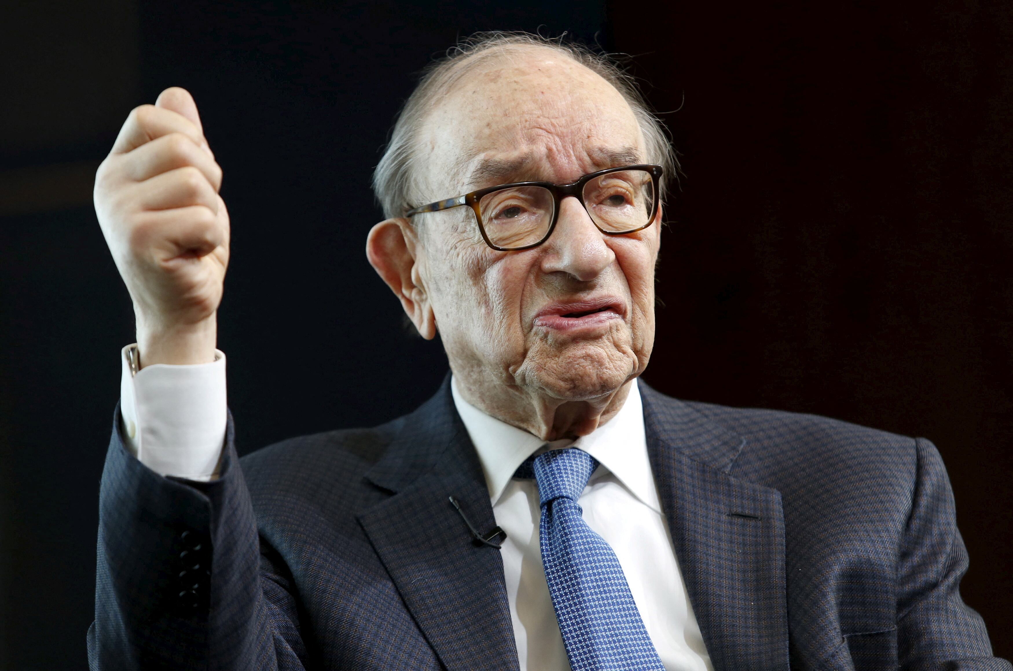 El ex presidente de la Reserva Federal, Alan Greenspan, interviene en un foro de la Brookings Institution en Washington el 8 de abril de 2015 (REUTERS/Yuri Gripas/Foto de archivo)