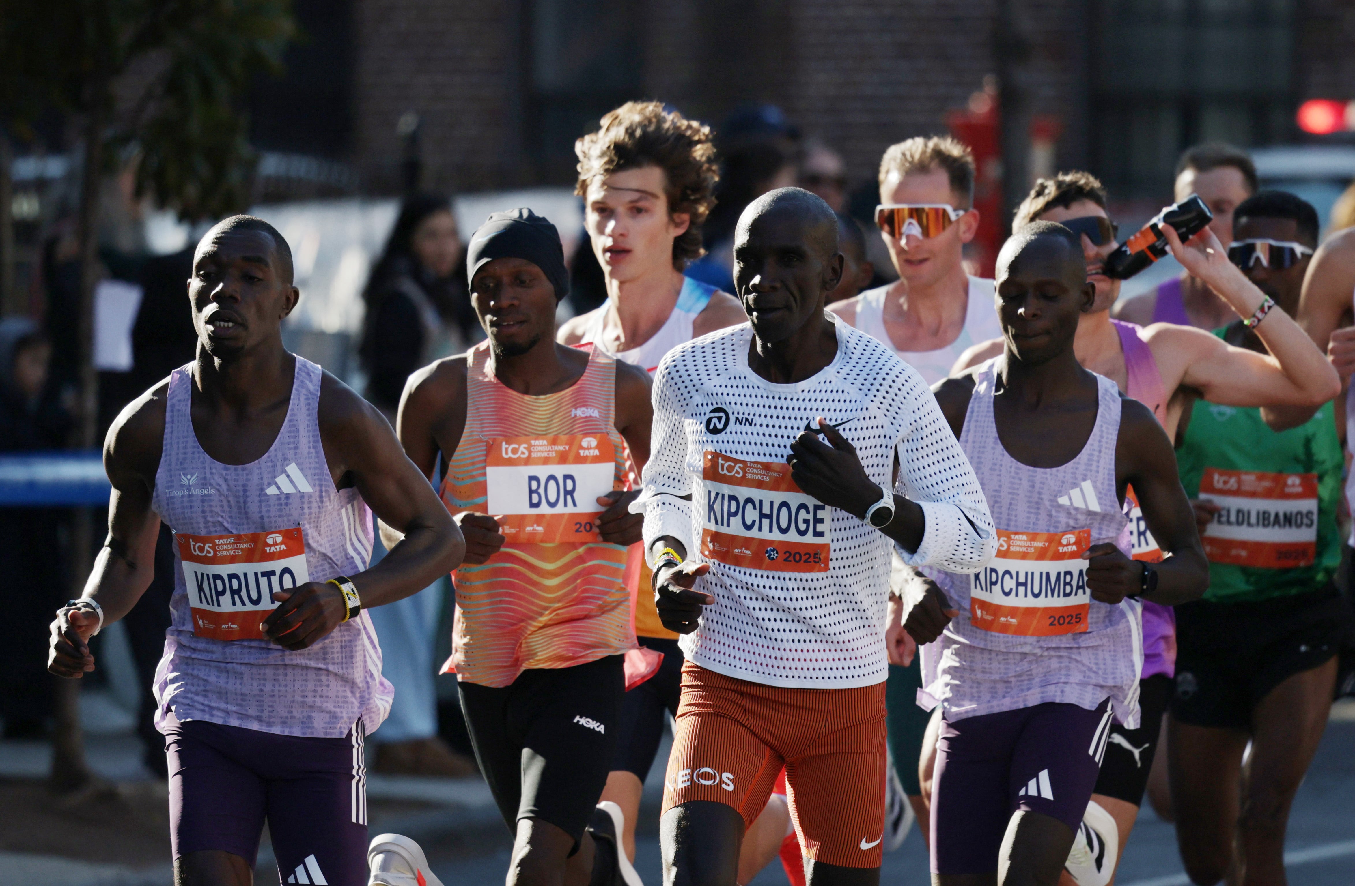 Sawe batió el récord mundial en el maratón londinense, demostrando que la preparación, genética y cultura del fondismo keniata siguen marcando la diferencia - REUTERS/Jeenah Moon