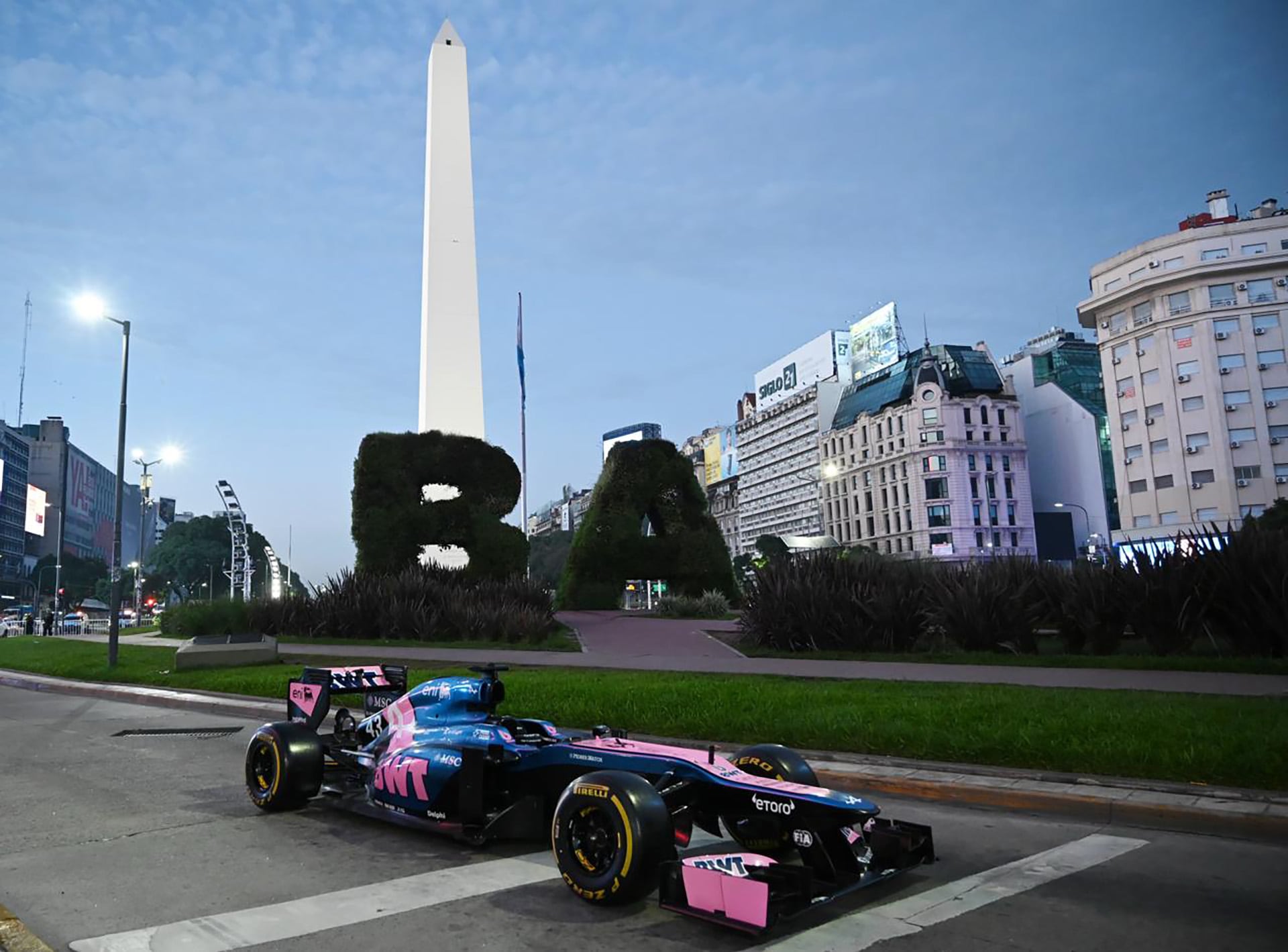 Un monoplaza de Fórmula 1 recorre la Avenida 9 de Julio con el Obelisco de Buenos Aires y las letras 