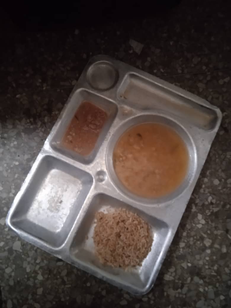 Comida del mediodía en una cárcel cubana (Prisoners Defenders)