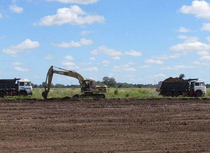 Se llegaron a hacer trabajos de nivelación de tierra y una traza, pero las obras no pudieron avanzar