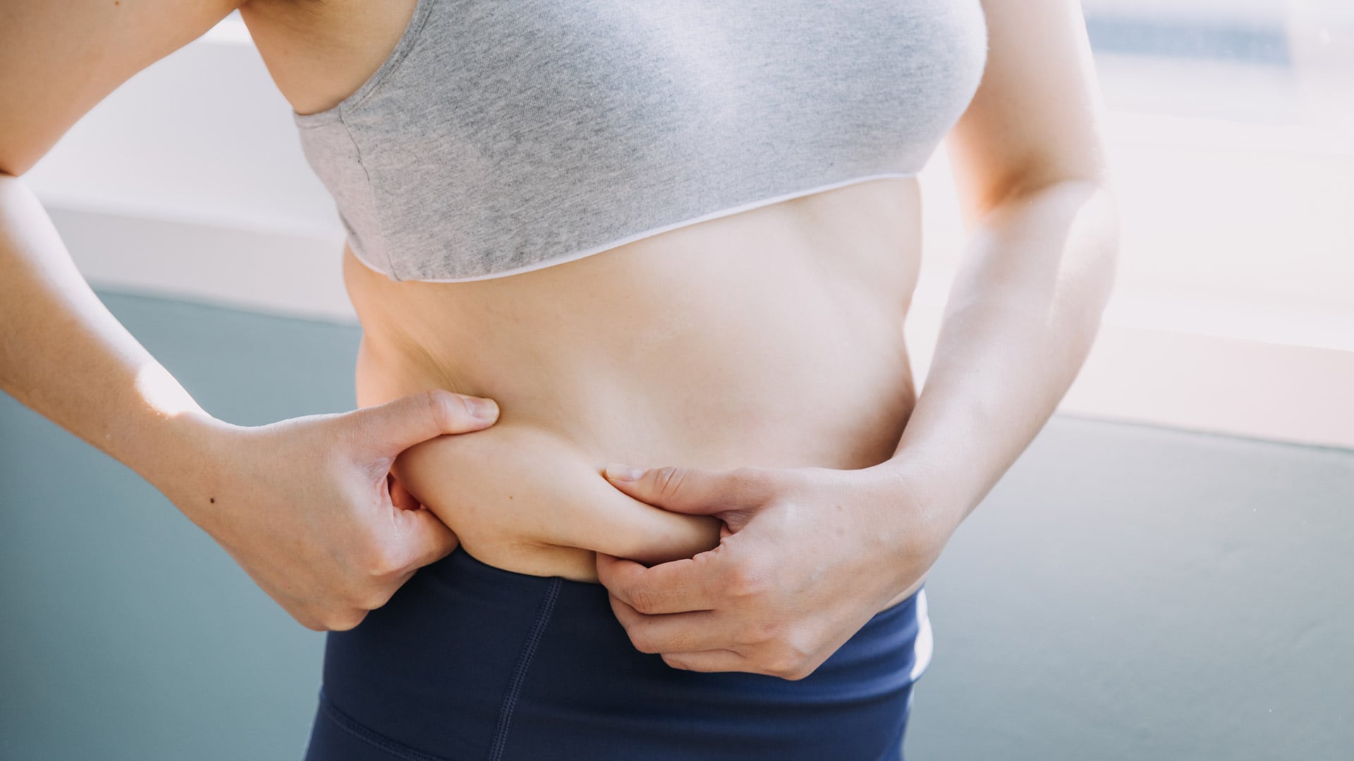 Una circunferencia abdominal superior a 102 cm en hombres o 89 cm en mujeres incrementa la probabilidad de padecer alteraciones metabólicas (Freepik)