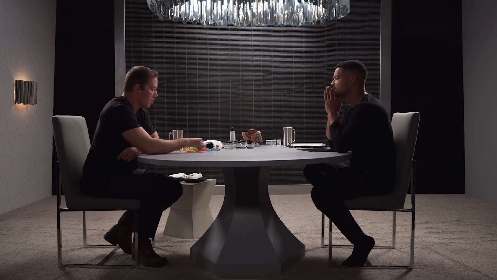 La FDA reclasificó diecinueve péptidos como sustancias prohibidas en 2023, lo que generó un mercado paralelo y controversias legales (Captura de video: YouTube/@TheDiaryOfACEO⁩)