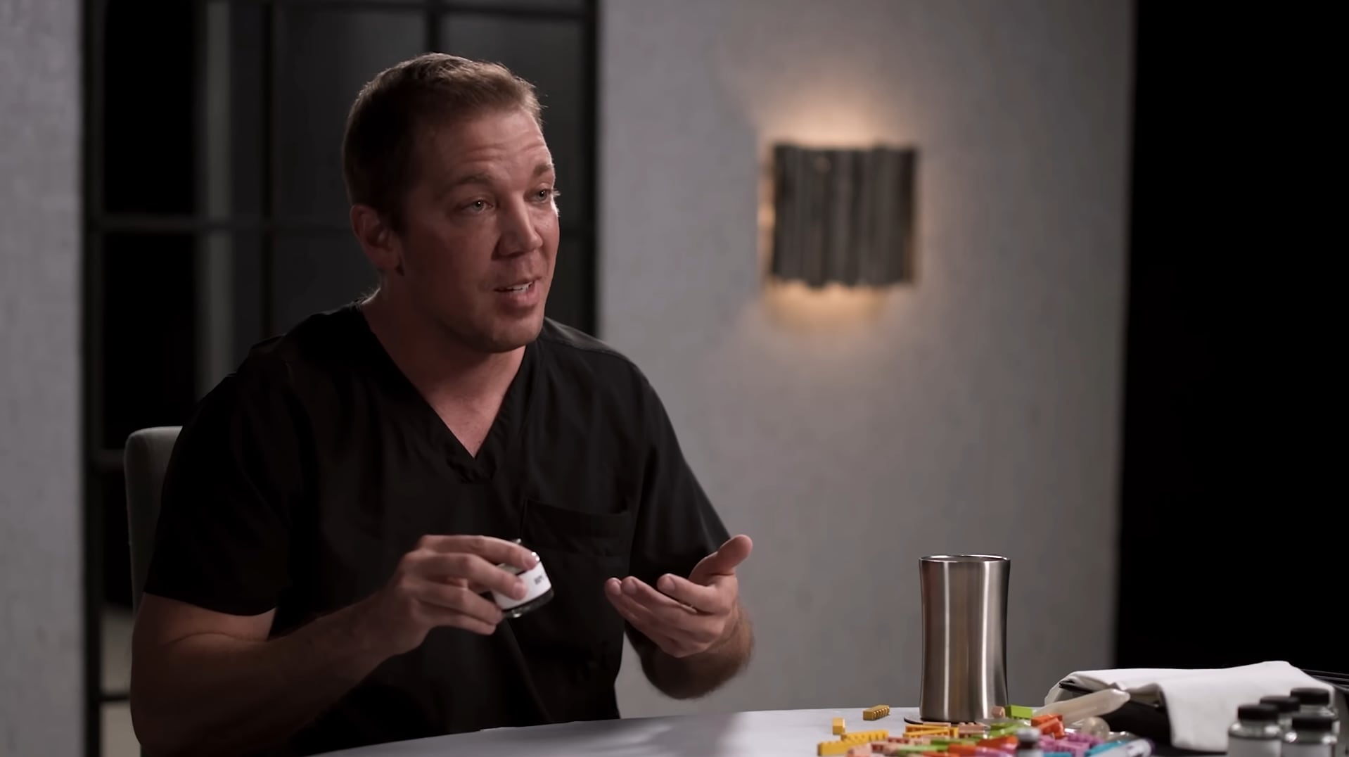 El uso no regulado de péptidos expone a riesgos por productos sin control sanitario, por lo que se recomienda supervisión médica profesional (Captura de video: YouTube/@TheDiaryOfACEO⁩)