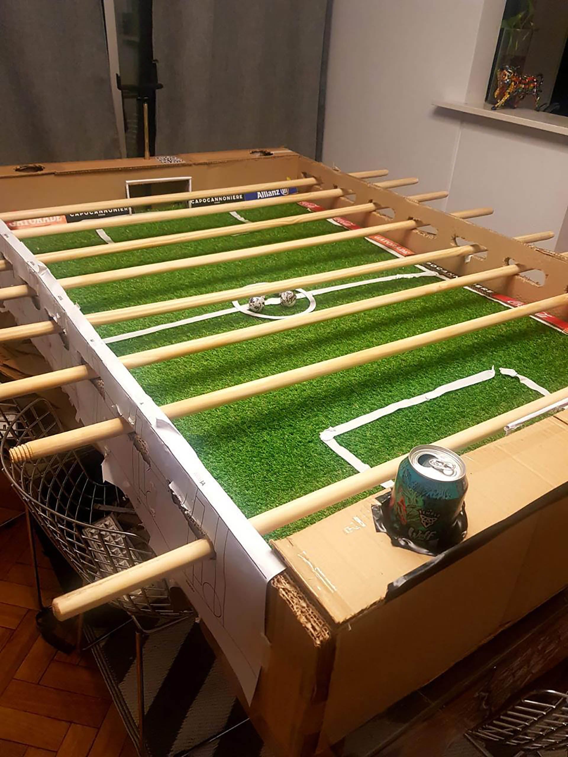 La primera idea de Juan Martín y Brian fue agregarle a la mesa de metegol cuatro portavasos. La siguiente, fue la que revolucionaría el juego: hacer que los caños se muevan en otras direcciones. Para comenzar a probarlo le añadieron al prototipo de cartón ocho palos de escoba