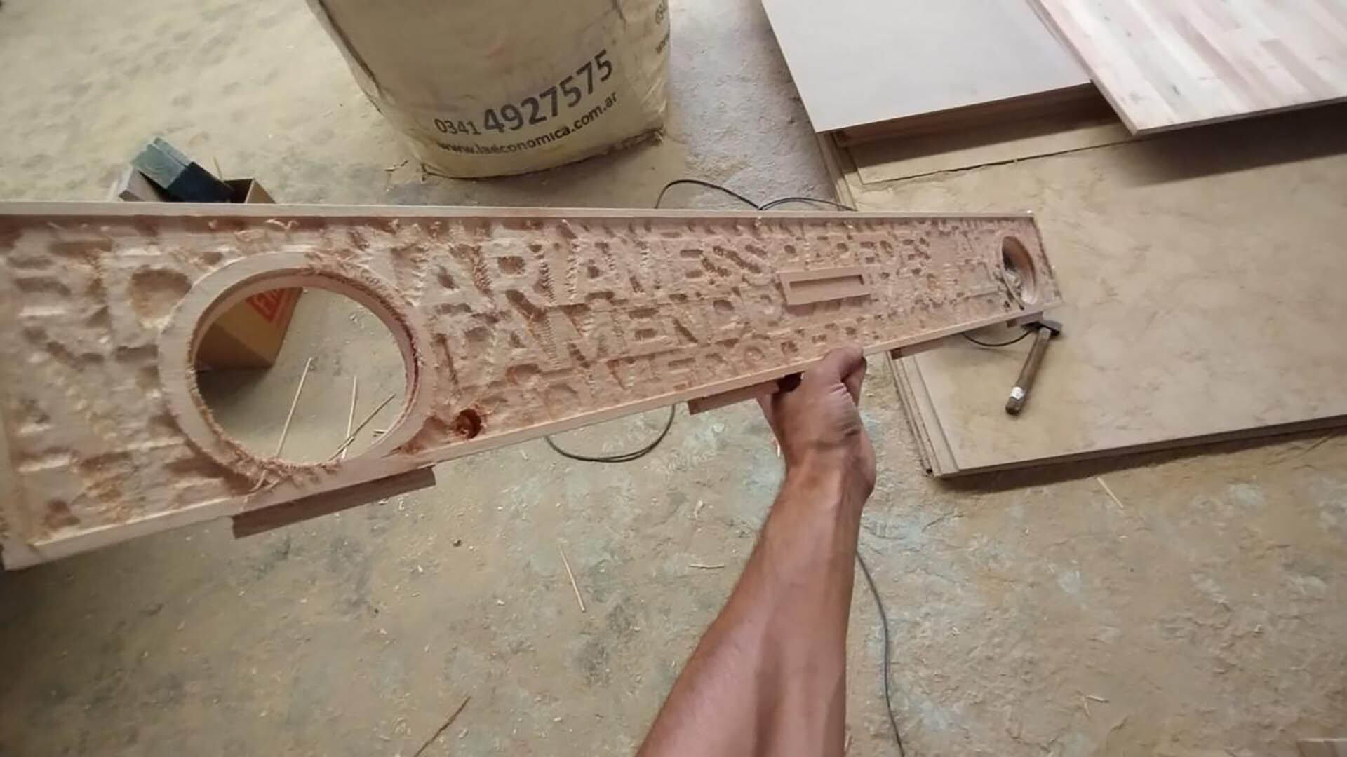 El metegol que diseñaron para Ángel Di María lleva grabados los nombres de los campeones del mundo de 2022 y el suyo pintado en dorado