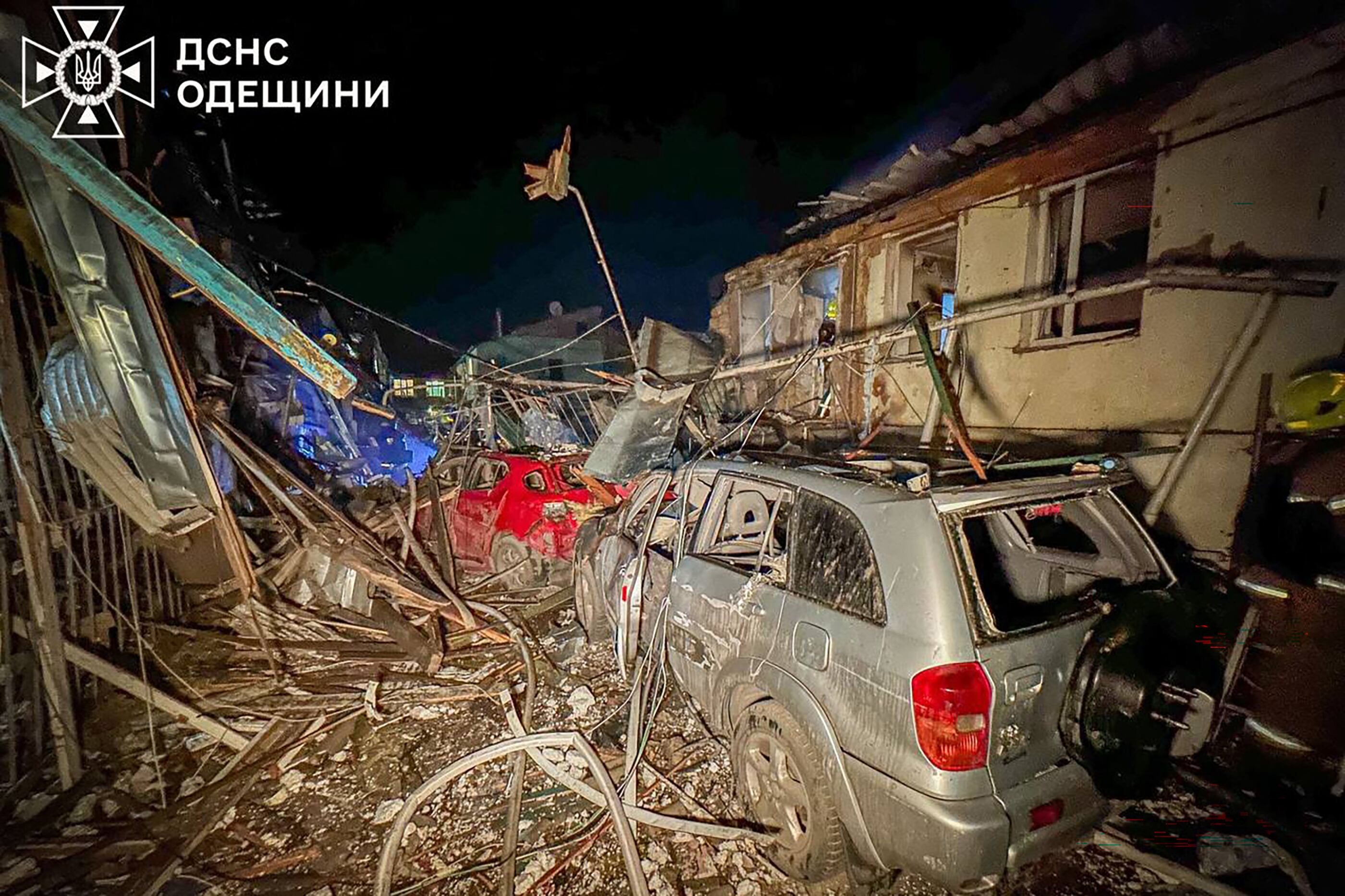 Vehículos dañados tras un ataque ruso en Odesa, en el contexto de la invasión rusa de Ucrania (AFP)