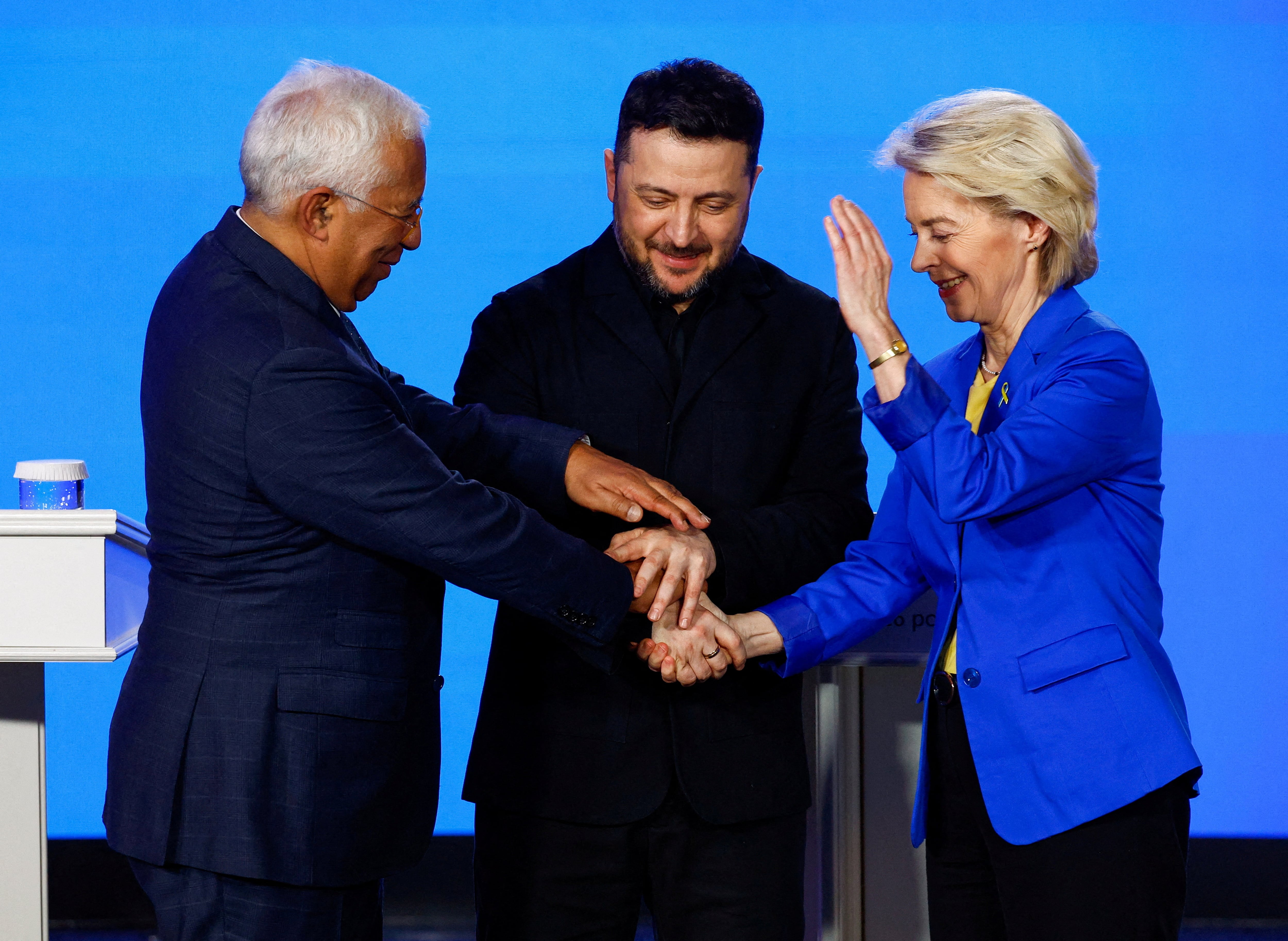 Los presidentes de la Comisión Europea, Ursula von der Leyen, y del Consejo Europeo, António Costa, se reunieron el jueves con el mandatario ucraniano (REUTERS)