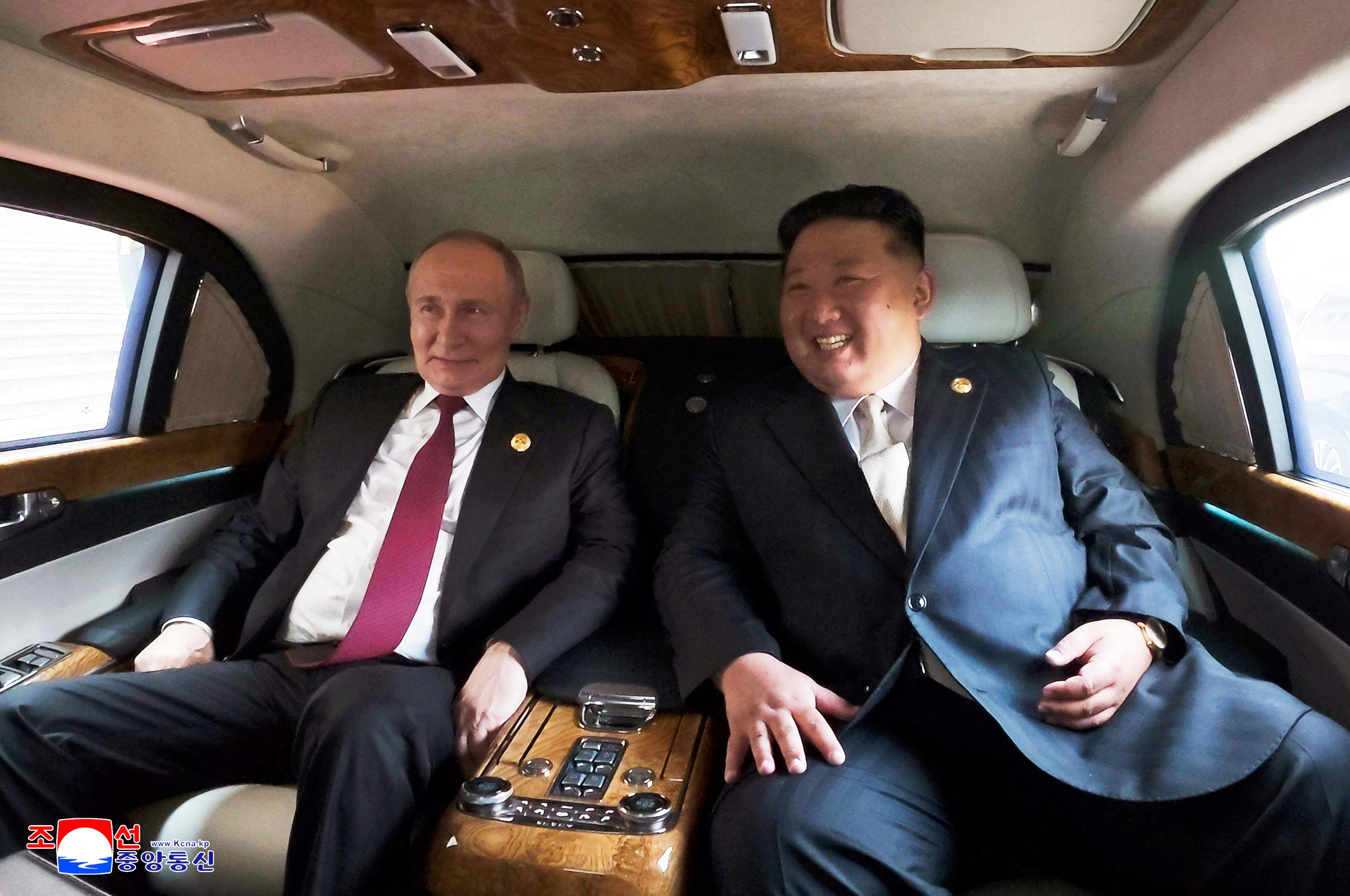 El líder ruso Vladimir Putin y el dictador norcoreano Kim Jong-un se encuentran sentados en un vehículo durante su visita a Pekín (REUTERS/Archivo)