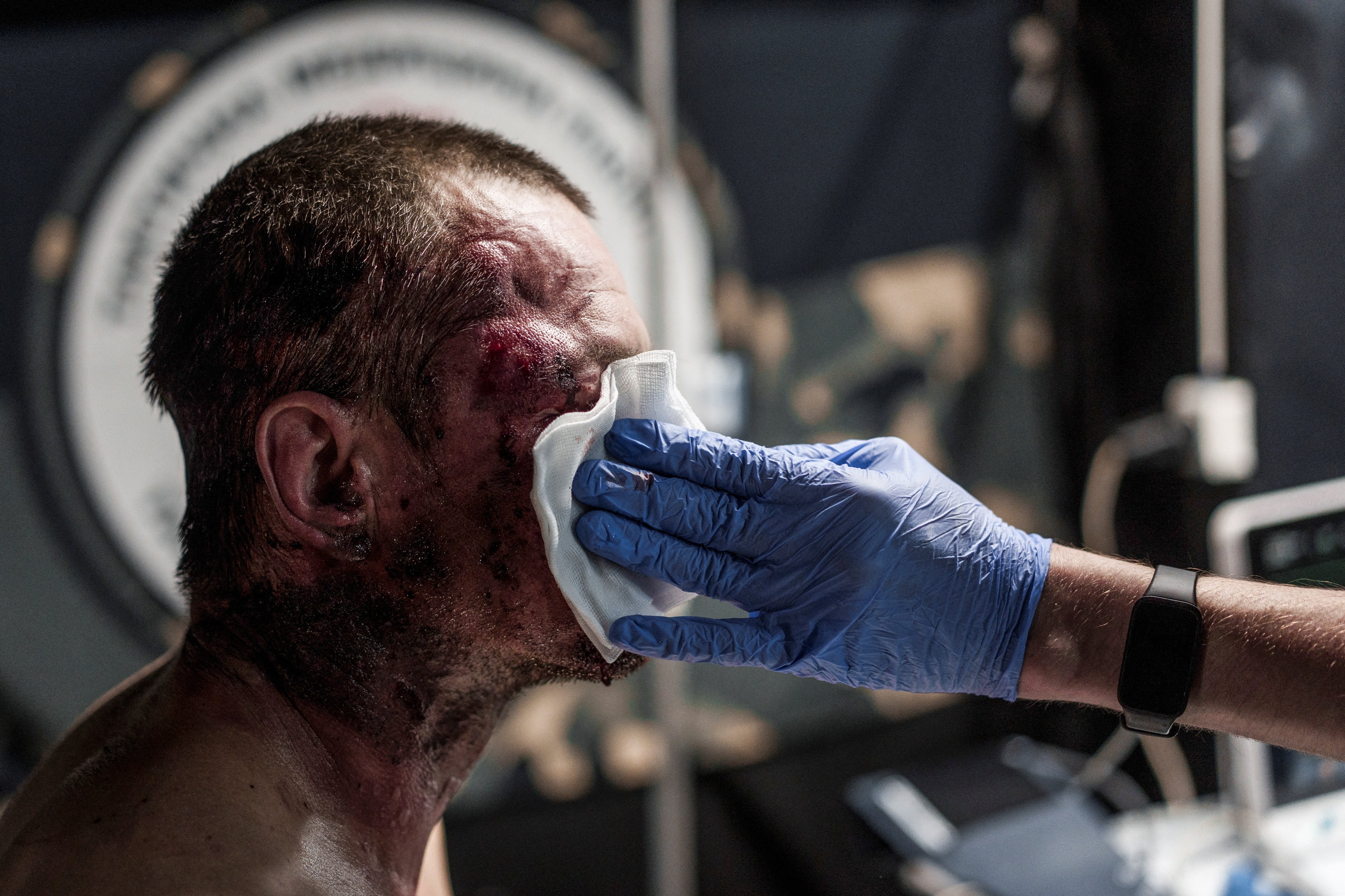 Un médico atiende a un militar ucraniano herido cerca del frente (REUTERS/Serhii Korovainyi)