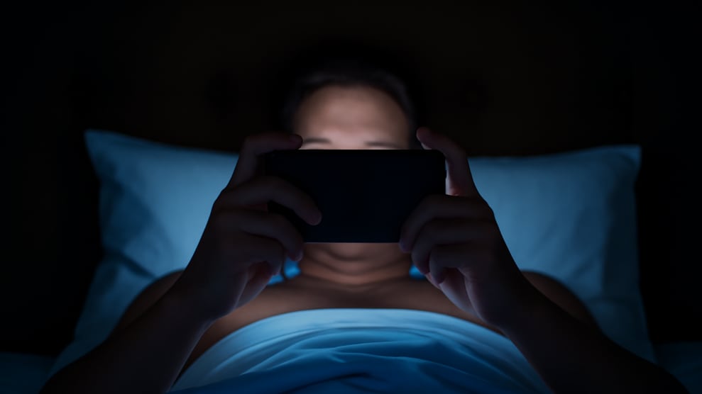 La exposición excesiva a pantallas y el consumo elevado de pornografía afectan la concentración, el deseo sexual y la satisfacción en la pareja (Imagen Ilustrativa Infobae)