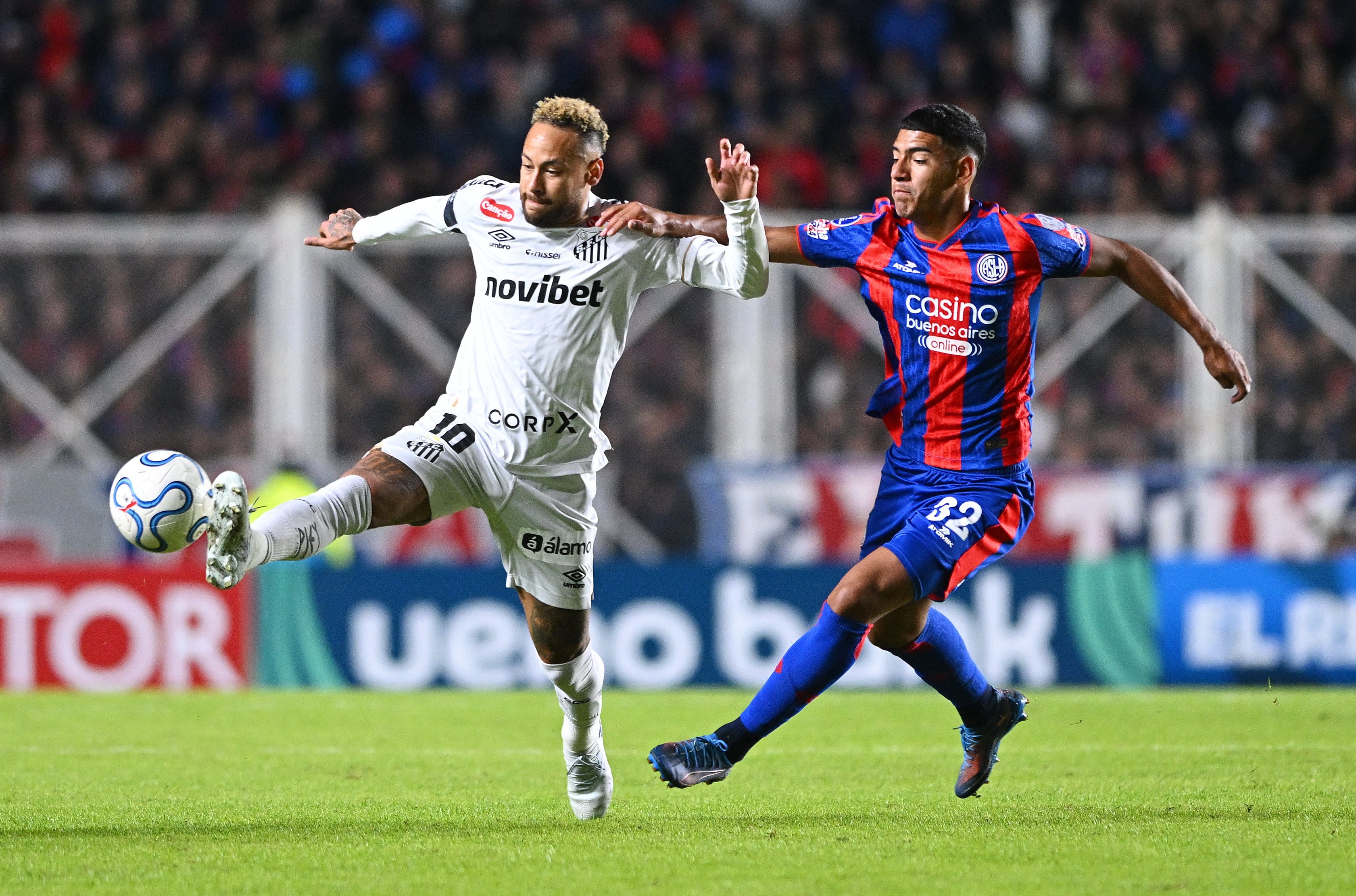 San Lorenzo y Santos se enfrentan en el Nuevo Gasómetro (REUTERS/Rodrigo Valle)