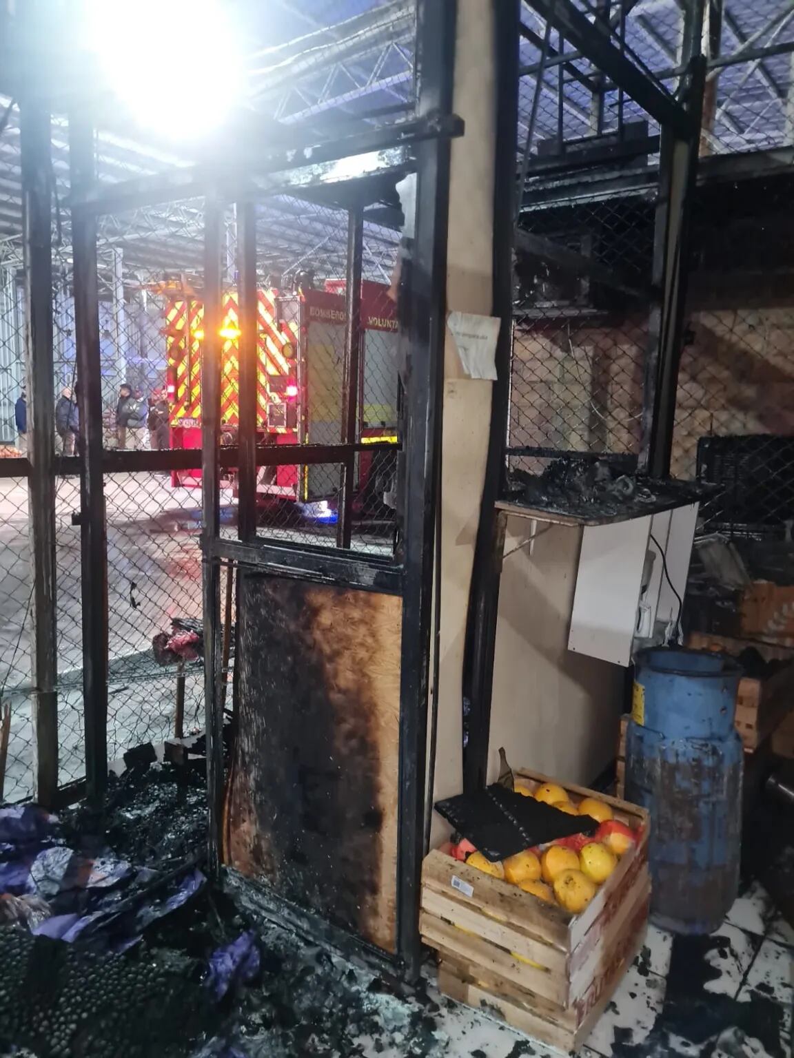 El fuego afectó dos casillas identificadas como los puestos 183 y 184 en el Mercado Cooperativo del Este