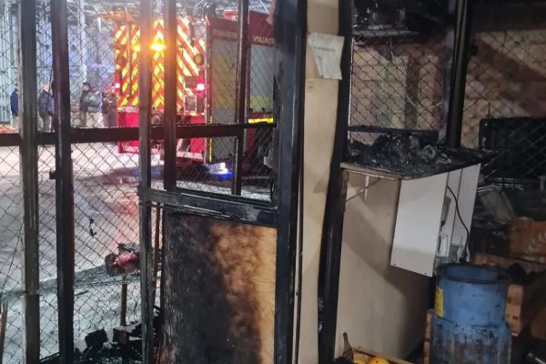 Se incendió un tradicional mercado en Mendoza y quedaron dos puestos destruidos