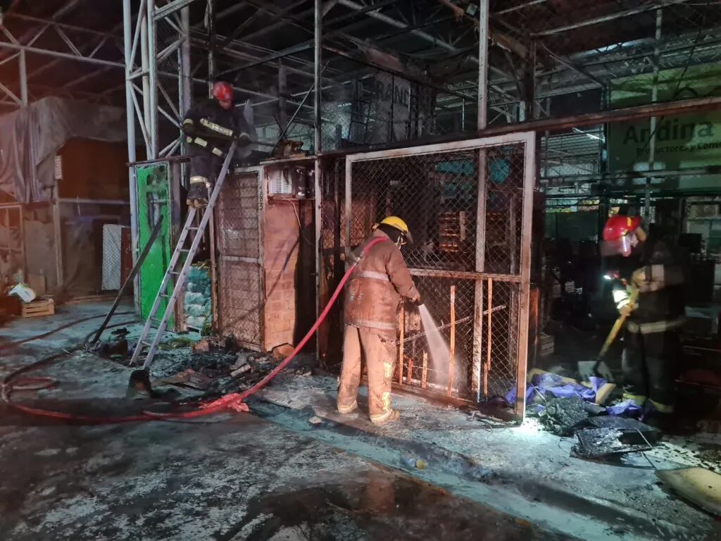 Bomberos y policías trabajan en los pasillos internos del Mercado Cooperativo del Este de Guaymallén