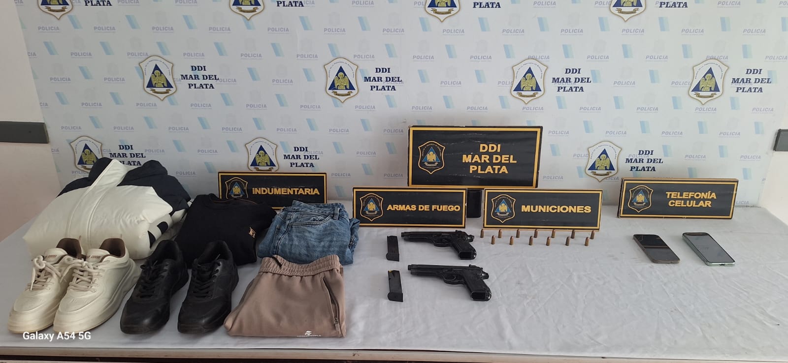 La indumentaria, las armas, las minuciones y los teléfonos secuestrados este miércoles durante el operativo