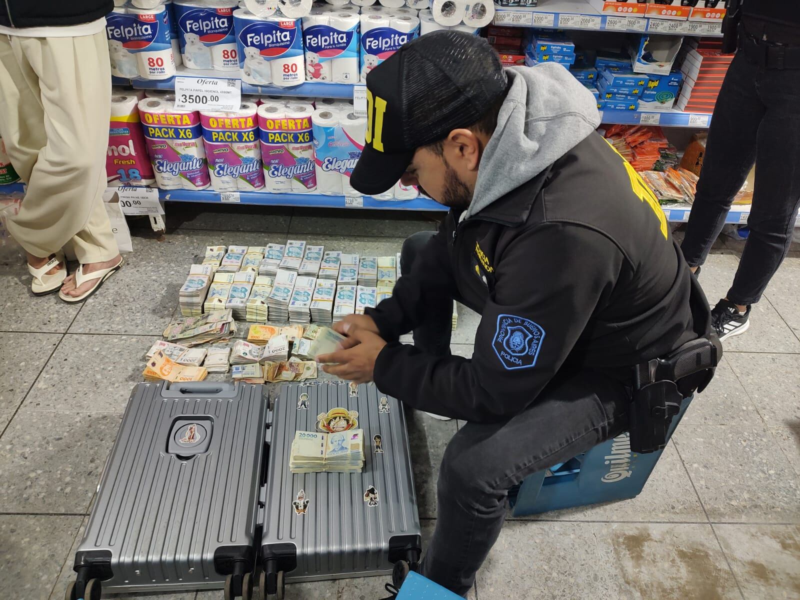 Durante el operativo, los agentes secuestraron 184 millones de pesos en efectivo