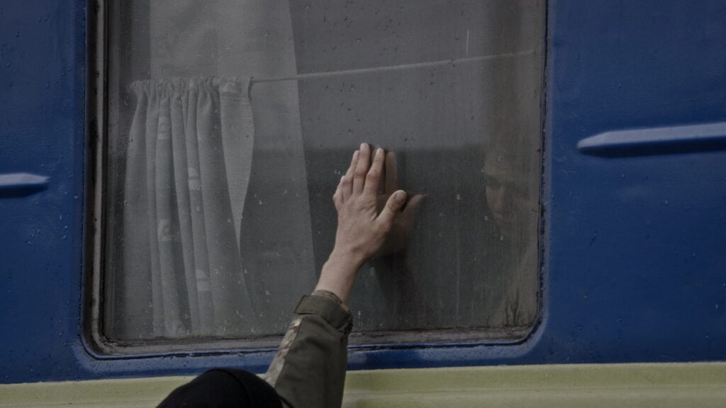 Una escena de evacuación en Militantropos: las despedidas entre quienes se van y quienes se quedan. Mozgovyi y su equipo filmaron estas escenas en Vovchansk, tras la segunda ocupación rusa. (Captura de pantalla) 