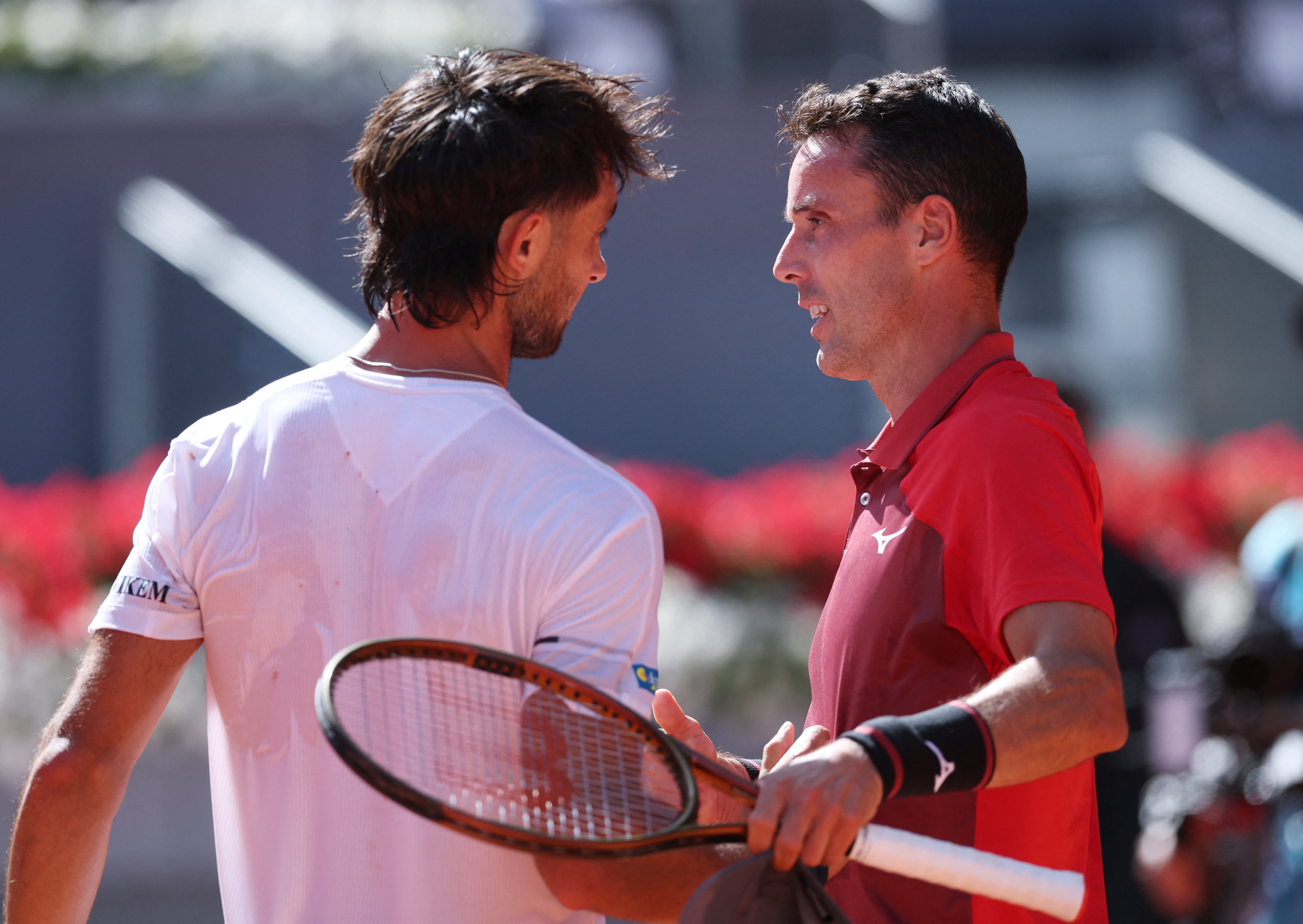 Thiago Tirante saluda a Roberto Bautista Agut, que jugó por última vez el Masters de Madrid (Fuente: REUTERS/Isabel Infantes)