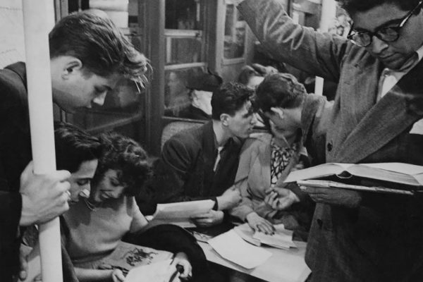 Stanley Kubrick, antes de Hollywood: descubren fotos inéditas realizadas en el subte de Nueva York