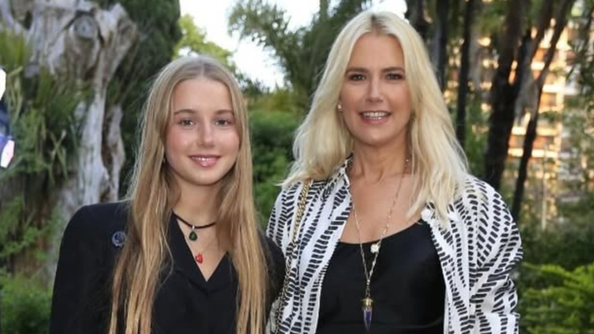 La reconocida modelo Valeria Mazza posa sonriente junto a su hija Taína Gravier en un evento al aire libre
