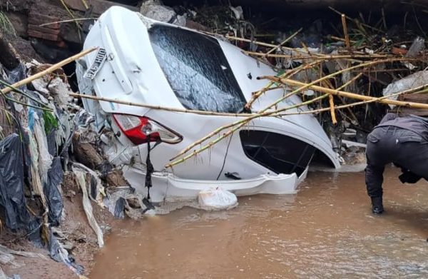 Temporal en Coronel Suárez: la tormenta dejó más de 100 mm de lluvia, calles cortadas y autos inundados