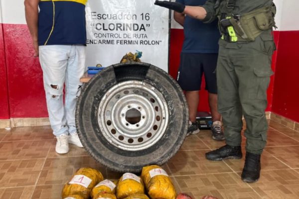 Traficaban más de 10 kilos de marihuana ocultos en un rueda de una camioneta y fueron capturados en Formosa
