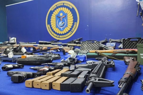 Tráfico internacional de armas: 133 allanamientos en todo el país contra una megabanda que comerciaba ametralladoras y granadas