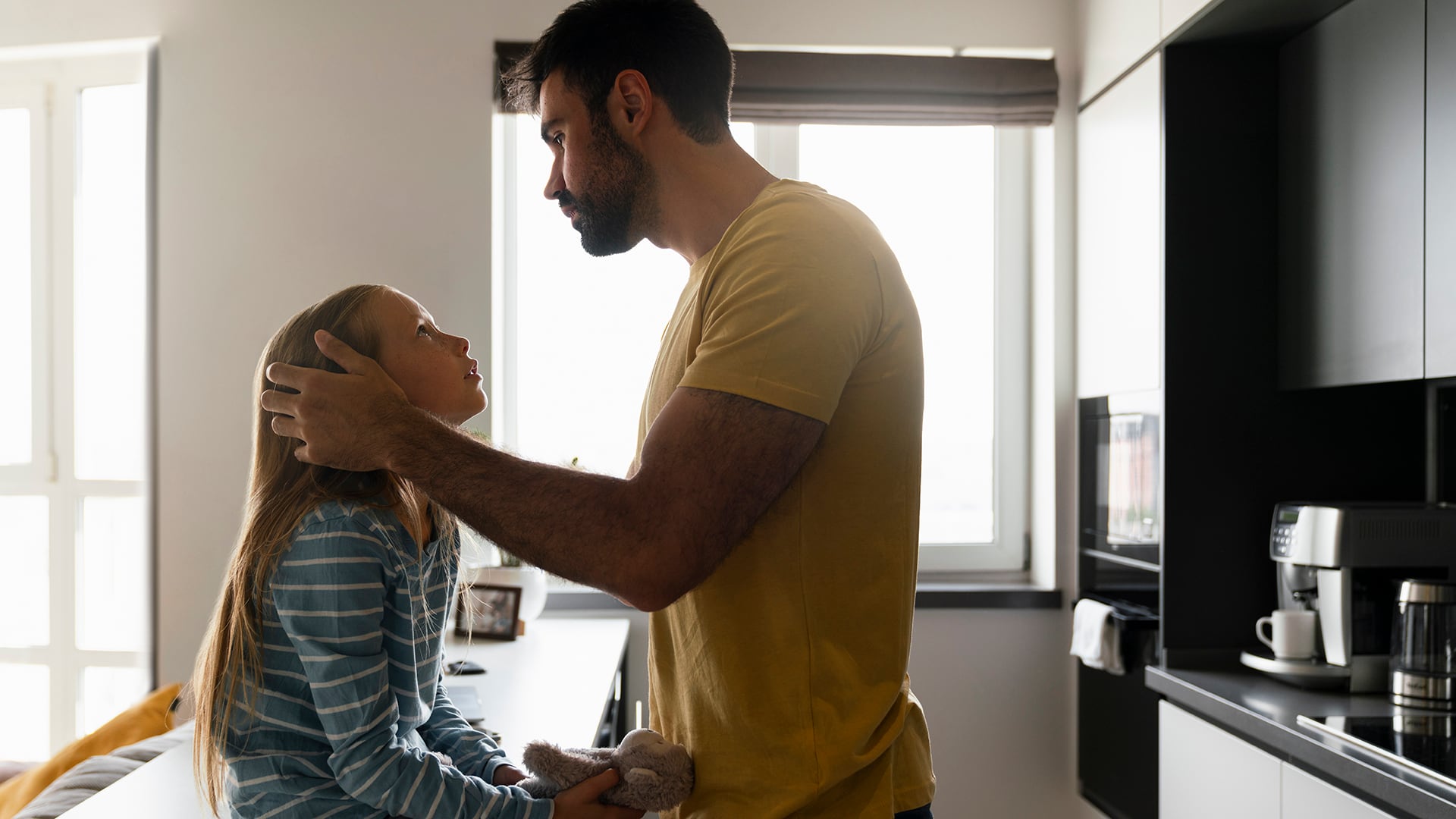 La intervención y el acompañamiento de la familia son fundamentales para el éxito del tratamiento (Freepik)