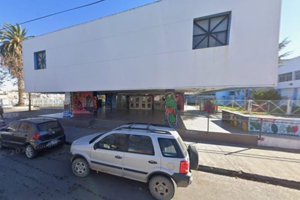 Un adolescente de 15 años apuñaló a otro a la salida del colegio por salir con su pareja
