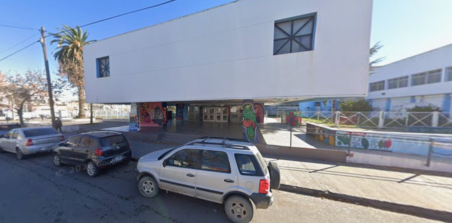 Un adolescente de 15 años apuñaló a otro a la salida del colegio por salir con su pareja