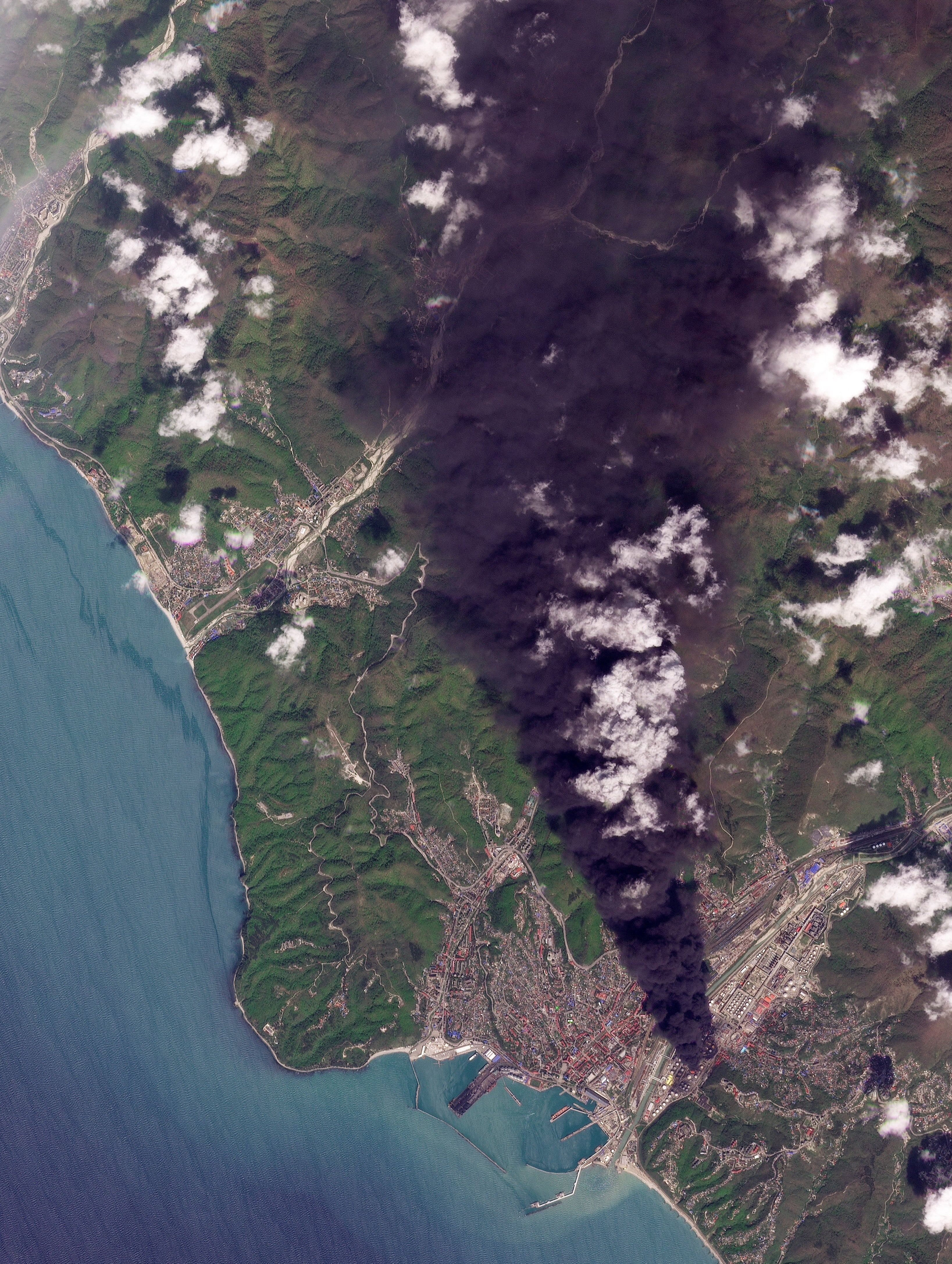 Imagen satelital del humo sobre la refinería de Tuapsé el 21 de abril. La instalación, que destina su producción principalmente a exportaciones, acumula al menos tres ataques ucranianos en menos de dos semanas. (Planet Labs PBC vía Reuters)